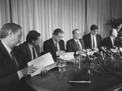 Un momento de la histórica firma del Pacto de Ajuria Enea en enero de 1988. De izquierda a derecha, Alfredo Marco Tabar (CDS), Iñaki Oliveri (Eusko Alkartasuna), Txiki Benegas (PSOE), el lehendakari José Antonio Ardanza (PNV); Kepa Aulestia (Euskadiko Eskerra), Xabier Arzalluz (PNV) y Julen Guimón (Coalición Popular).