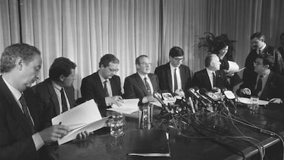 Un momento de la histórica firma del Pacto de Ajuria Enea en enero de 1988. De izquierda a derecha, Alfredo Marco Tabar (CDS), Iñaki Oliveri (Eusko Alkartasuna), Txiki Benegas (PSOE), el lehendakari José Antonio Ardanza (PNV); Kepa Aulestia (Euskadiko Eskerra), Xabier Arzalluz (PNV) y Julen Guimón (Coalición Popular).