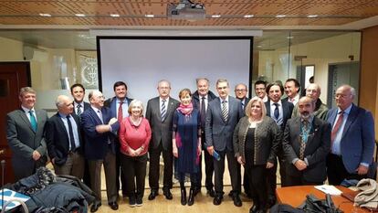 Victoria Ortega, tras ser elegida como presidenta de Unió Profesional, con los miembros de la Asamblea general de la entidad