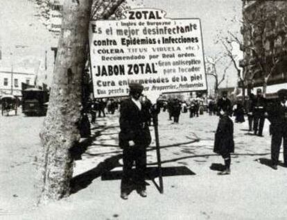 Hombre-anuncio con un cartel del desinfectante Zotal, a principios del siglo XX.