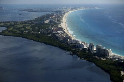 An aerial view of resort hotels in Cancun, August 13, 2015. Cancunâ€™s transformation in the 1970s from a small Caribbean fishing village into a strip of nightclubs and high-rise hotels has reduced biodiversity and polluted water resources as infrastructure struggles to keep up.  REUTERS/Edgard Garrido PICTURE 2 OF 34 FOR WIDER IMAGE STORY 'EARTHPRINTS: CANCUN'SEARCH 'EARTHPRINTS CANCUN' FOR ALL IMAGES