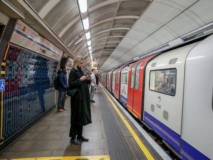 Usuaria de telefonía móvil en el Metro de Londres.