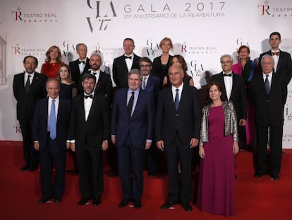 El ministro de Cultura, &Iacute;&ntilde;igo M&eacute;ndez de Vigo (en el centro), con el presidente del Patronato del Real, Gregorio Mara&ntilde;&oacute;n y Bertr&aacute;n de Lis (delante, primero por la izquierda), y otros de sus miembros y de su consejo asesor, ayer antes del comienzo del concierto. 