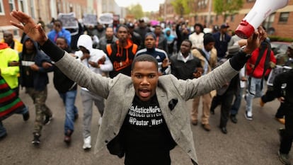 Un grupo de jóvenes protesta en abril de 2015 por la muerte de Freddie Gray en Baltimore.