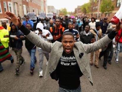 Un grupo de jóvenes protesta en abril de 2015 por la muerte de Freddie Gray en Baltimore.