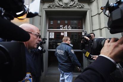 Medios de comunicaci&oacute;n y polic&iacute;a, a la entrada de la casa de Spencer.