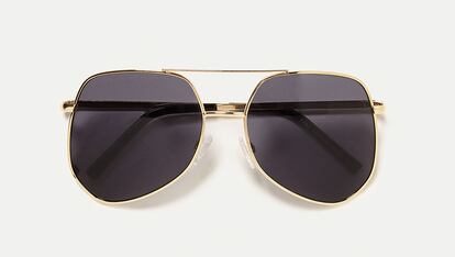 Gafas de aviador

Zara quiere inspirar el más puro look Palm Springs con estas monturas de lente oscura (19,95 euros).