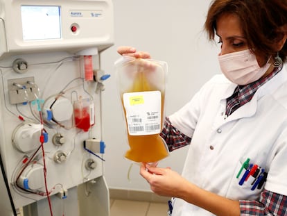 Una trabajadora sanitaria maneja una bolsa de plasma sanguíneo de un donante recuperado de la covid, en un centro de Bruselas (Bélgica).