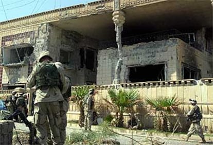 Soldados estadounidenses registran en Mosul la casa donde  han muerto Uday y Qusay, hijos de Sadam.