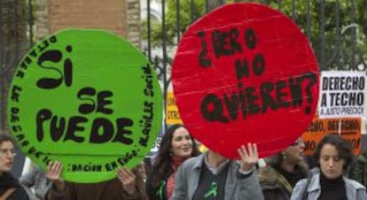 Protestas de afectados ante la sede del PP en Sevilla el martes.