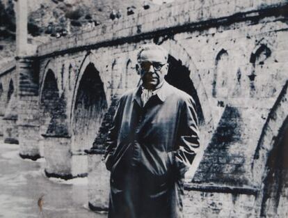 El ganador del premio Nobel, Ivo Andric, autor de la obra maestra 'Un puente sobre el Drina' posando en Vichegrado frente al famoso puente.