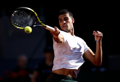 El jugador Carlos Alcaraz golpea la pelota en una jugada del partido. Juan Medina/REUTERS.