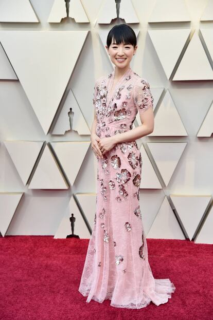 A guru da organização Marie Kondo também marcou presença no tapete vermelho, com um vestido floral assinado por Jenny Packham.