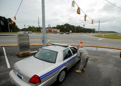 La Guardia Nacional estadounidense y la policía de tráfico de Carolina del Sur controlan el tráfico ante la posible llegada del hucarán Matthew, en Conway (Estados Unidos). 