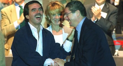 Aznar, Aguirre y Ruiz-Gallard&oacute;n en el Congreso del PP de Madrid de 2002.