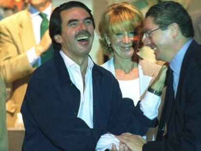 Aznar, Aguirre y Ruiz-Gallard&oacute;n en el Congreso del PP de Madrid de 2002.