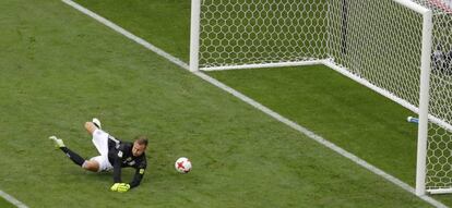 Leno falla en el primer gol de Australia.