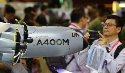 Unamaqueta del A400M en la feria aeronáutica de Singapur, el pasado 7 de febrero.