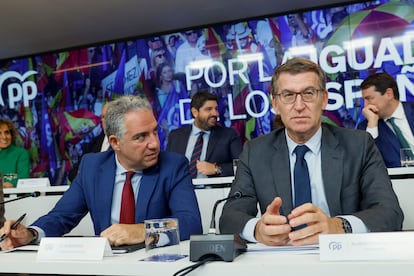 El líder del PP, Alberto Núñez Feijóo (derecha), junto al coordinador del partido, Elías Bendodo, durante la Junta Directiva Nacional de la formación, el 6 de noviembre, en Madrid.