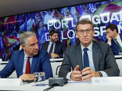 El líder del PP, Alberto Núñez Feijóo (derecha), junto al coordinador del partido, Elías Bendodo, durante la Junta Directiva Nacional de la formación, el 6 de noviembre, en Madrid.