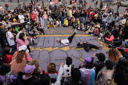 Personas trans participan de un ‘Ballroom’ durante la jornada de radicación de la Ley Integral Trans.