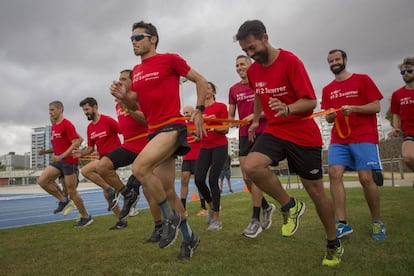 El triatleta Javier Gómez Noya (con gafas) en un entrenamiento.