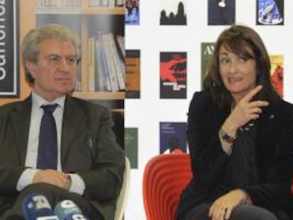 La directora editorial del Círculo de Lectores, Lydia Díaz, y el escritor y exministro de Cultura César Antonio Molina, durante la inauguración de la exposición itinerante "¿Le gusta leer?".