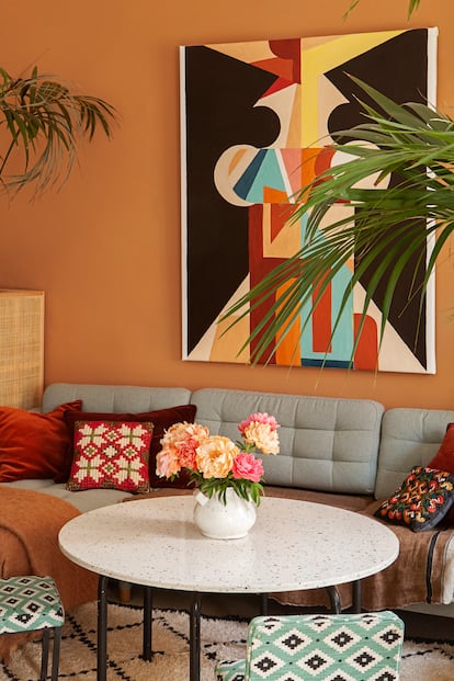 Un rincón del salón que, como el resto de la casa, se caracteriza por una audaz mezcla de colores, texturas, materiales y acabados: geometrías abstractas, fibras naturales, labores tradicionales y hasta un sutil toque étnico.