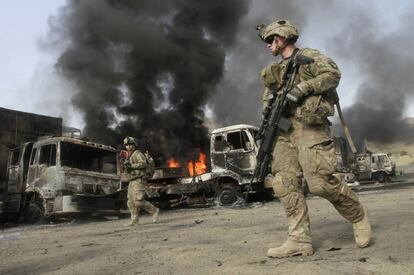 Tropas estadounidenses reconocen la zona tras el ataque de un camión en la zona fronteriza de Torkham (Afganistán), el 19 de junio de 2014.