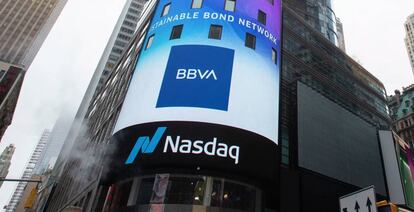 Logotipo de BBVA en las pantallas del Nasdaq en Times Square.