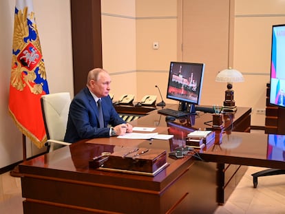 El presidente ruso, Vladímir Putin, participa en el lanzamiento de un nuevo ferry, a través de una videoconferencia en la residencia Novo-Ogaryovo, a las afueras de Moscú, el pasado viernes.