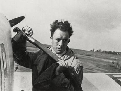 Albert Camus, durante un viaje a Inglaterra en 1948.