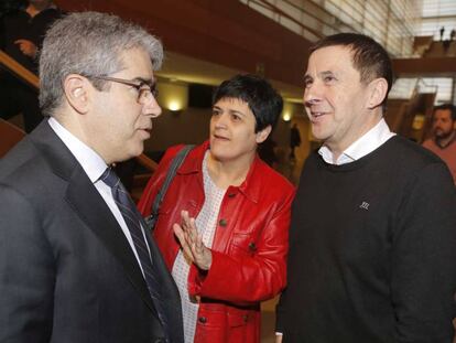 El exconsejero catal&aacute;n Francesc Homs conversa hoy en San Sebasti&aacute;n con Marian Beitialarrangoitia y Arnaldo Otegi.