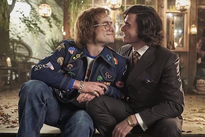 Taron Egerton y Richard Madden interpretan a Elton John y John Reid en ‘Rocketman’.