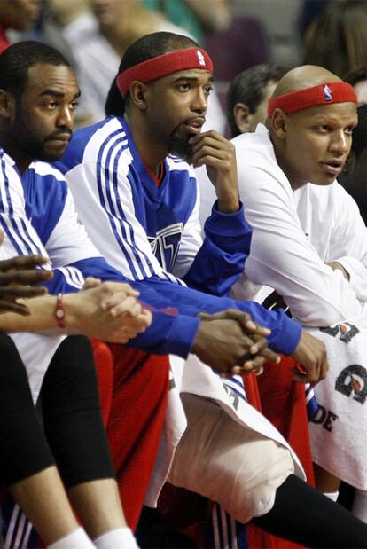 Richard Hamilton, en el banquillo de Detroit junto a DaJuan Summers y Charlie Villanueva.