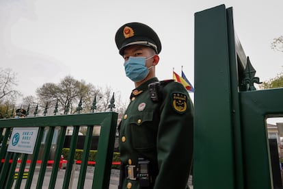 Un soldado chino en la puerta de la embajada de España en Pekín, en una imagen de archivo.