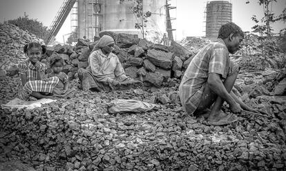 En grupos pequeños, los trabajadores se disponen alrededor del perímetro de los hornos, donde durante muchas horas se dedican a la separación de piedra caliza y carbón que servirá para la combustión.