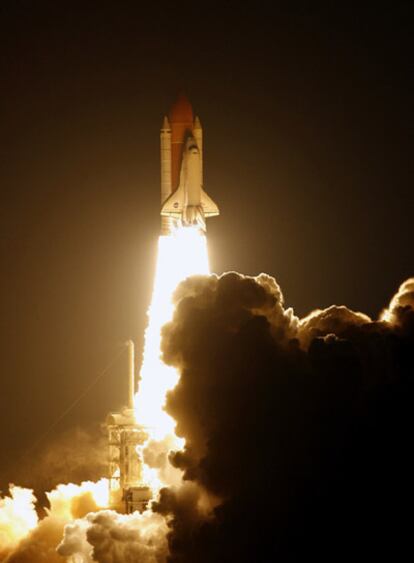 El transbordador espacial 'Discovery' en la plataforma de lanzamiento 39B en el Centro Espacial Kennedy.