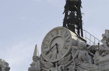 Reloj en la fachada de la sede del Banco de España, en la Plaza de Cibeles en Madrid.