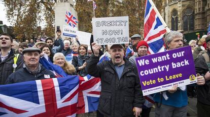 Manifestantes a favor del &quot;Brexit&quot; por las calles de Londres en noviembre de 2016.