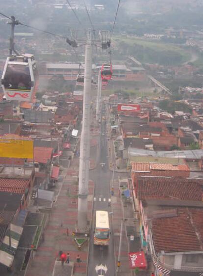 El Metrocable, un teleférico que ha revitalizado los barrios pobres de Medellín