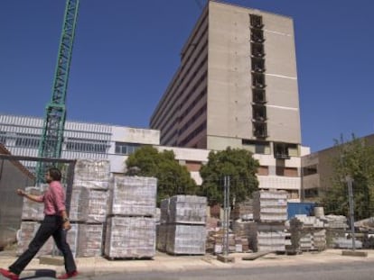 Materiales de construcci&oacute;n frente al Hospital Vigil Qui&ntilde;ones de Sevilla. 