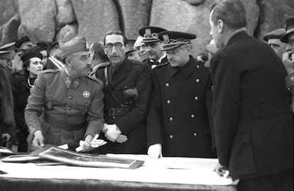 Rafael Sánchez Mazas, entre el jefe del Estado, Francisco Franco, y el ministro de Gobernación, Serrano Suñer.
