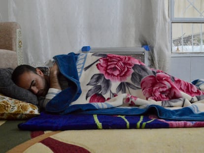 El kurdo iraní Peyman Golabi, postrado en la cama en Erbil (Irak).