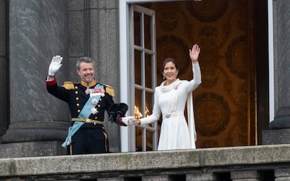 Federico X y la reina Mary de Dinamarca saludan en el balcón del palacio de Christiansborg-