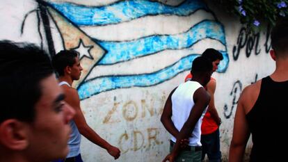 Jóvenes caminando en un barrio de La Habana.