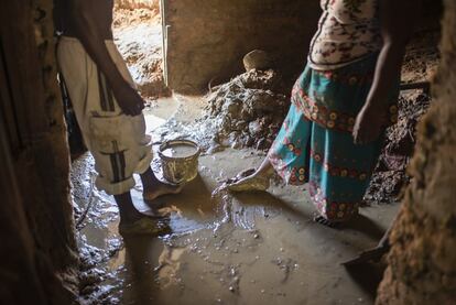 O ciclone também deixou chuvas fortes e ventos na costa, de entre 180 e 220 quilômetros por hora. Duas semanas após o impacto na província de Cabo Delgado, muitos dos afetados continuam removendo água e lama de suas casas para tentar repará-los. É o caso de Gamo Boa, 34 anos, que marava com seis filhos e perdeu todos os seus bens.