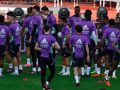 Los jugadores del Real Madrid, con Éder Militão a la derecha, durante el entrenamiento previo a la final de Copa en el Estadio de La Cartuja (Sevilla).