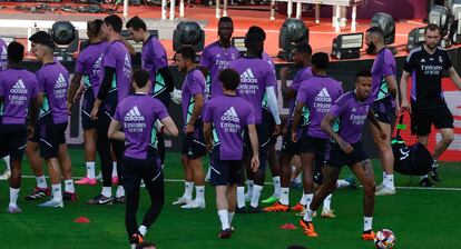 Los jugadores del Real Madrid, con Éder Militão a la derecha, durante el entrenamiento previo a la final de Copa en el Estadio de La Cartuja (Sevilla).