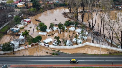 Sectores aledañas al río de inundaron producto de la crecida y desborde del mismo. Afectando a un Motel, un club deportivo y algunas viviendas en el sector.